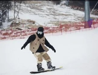 李小璐滑雪照惹争议，摆拍动作和PG1一样，难道她不避嫌吗？