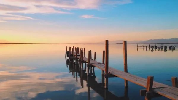 怎么写提示语在中间的句子。