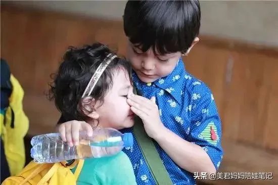 经济能力一般，只能自己带娃，生二胎的后悔吗？