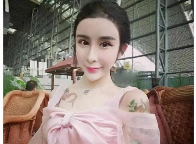 14岁就开始整容成“蛇精脸”，因炫富走红，现在又整成了混血，你怎么看？