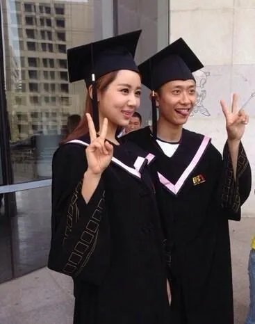 陈瑶晒学士服毕业照素颜清丽可爱，还有哪些明星晒过自己的毕业照，谁的最好看？