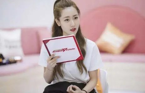 宁静看到白冰齐刘海的反应，宁静为何会做出夸张表情？