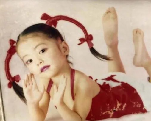 王思聪前女友豆得儿晒童年照有何用意？