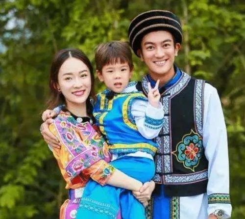 霍思燕庆生现场曝光，嗯哼送妈妈手绘贺卡好温馨，这一家的氛围如何？