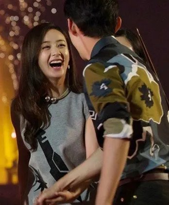 何炅丽颖激吻照惹热议 绯闻炒作为哪般