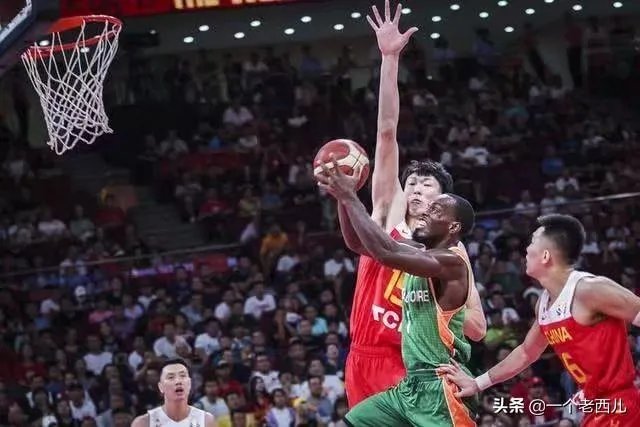 世界杯首战，中国男篮球员周琦拼到抽筋，如何评价周琦的拼搏精神？