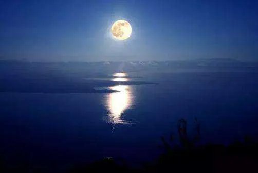 《诗经》描写月亮的诗句有哪些？