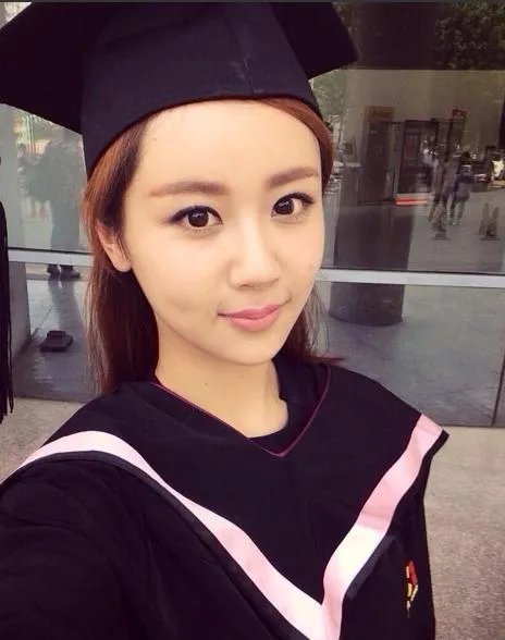 陈瑶晒学士服毕业照素颜清丽可爱，还有哪些明星晒过自己的毕业照，谁的最好看？