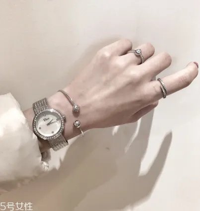 戒指戴中指是什么意思？戒指戴中指代表什么含义