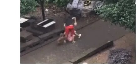 男子雨中殴打怀孕妻子是怎么回事?