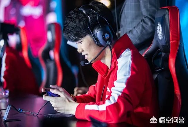 AG现场视频,麟羽、老帅指着数据面板,“狂笑”QG妖刀1.9K的输出,真的飘了吗?