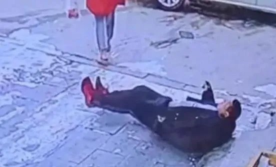 门店外结冰顾客滑倒摔飞手机,是顾客自己不小心还是商家没有做好防护?