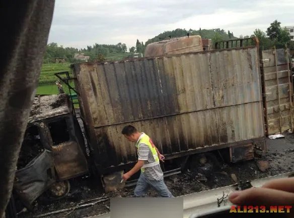 湖南发生严重车祸 货车大巴相撞爆炸仅4人逃出