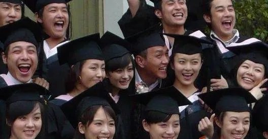 陈瑶晒学士服毕业照素颜清丽可爱，还有哪些明星晒过自己的毕业照，谁的最好看？