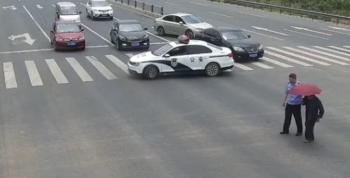 成都警车横停人行道拦路为何被网友点赞？
