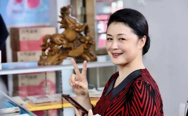 因撞骆驼,演员于月仙车祸死亡,责任怎么划分?骆驼能得到赔偿吗?