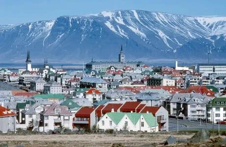 冰岛首都池塘凝结了滑冰安全不?