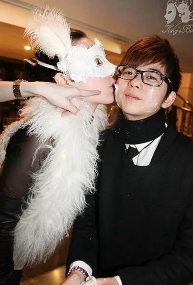 16岁富二代坐拥无数美女 拼爹时代让屌丝很难过