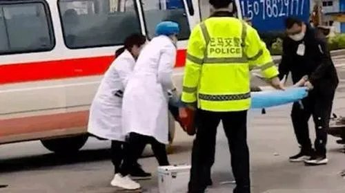 医院回应急救伤者从担架摔落