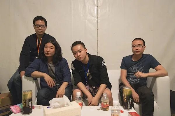 十万嬉皮歌词表达什么意思