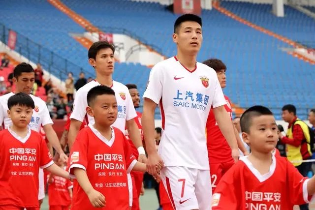 亚泰对阵上港的比赛中，武磊明显手球，为什么他的情绪会如此激动？