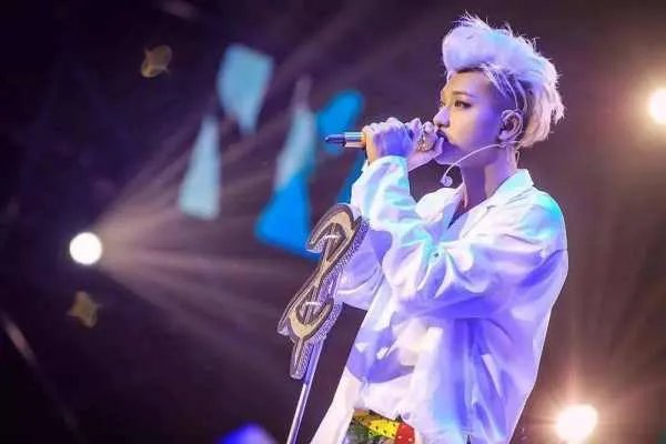 黄子韬在微博上发了IU照片后秒删引发网友猜疑，他本人对此有何回应？