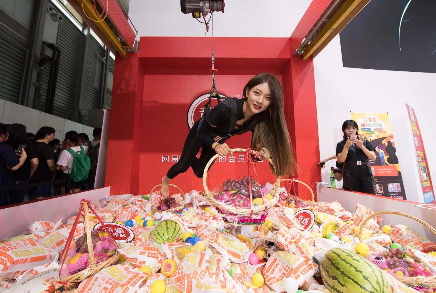 真人娃娃机到底有多好玩?不看SG只求当个娃娃夹走福利