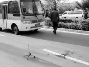 中巴女孩身上碾过是怎么回事?