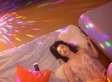 雪莉具荷拉诡异照片 雪莉整容前后照片