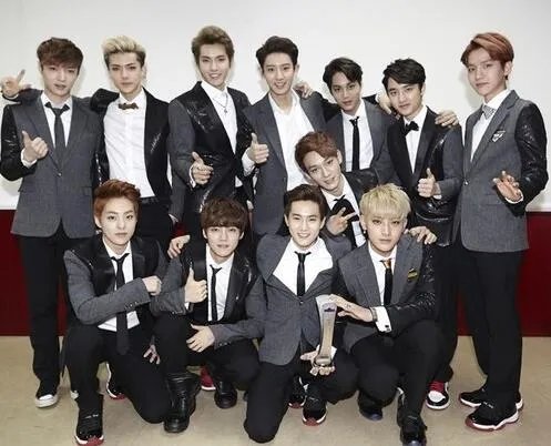 娱乐星天地exo专访现身 经纪团队与粉丝机场起冲突