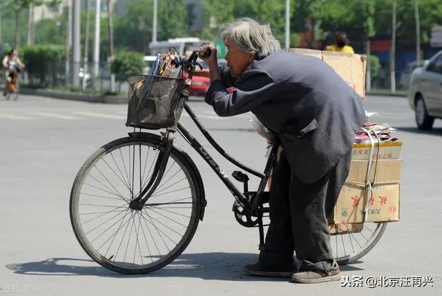 “很多老人生病住院了才懂:人到老年,老伴指望不上”你怎么看?