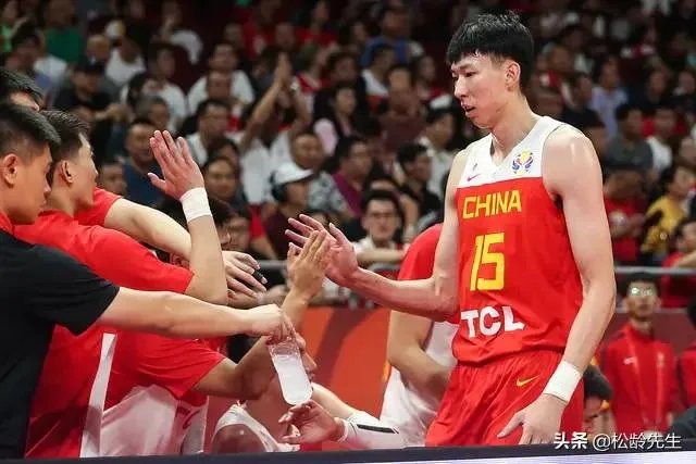 世界杯首战，中国男篮球员周琦拼到抽筋，如何评价周琦的拼搏精神？