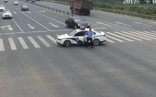 成都警车横停人行道拦路为何被网友点赞？