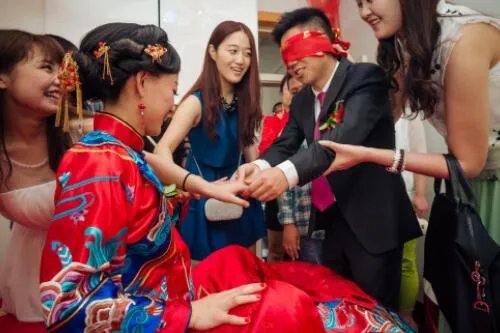 扶新娘下车的人叫什么 新娘接进男方家门后的流程有哪些