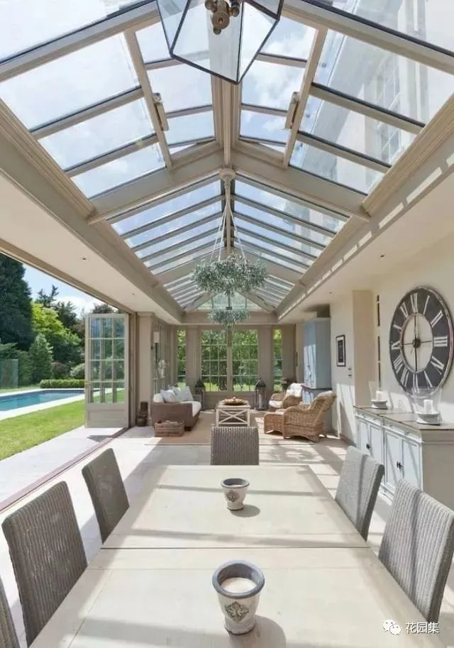 花园里有一间阳光房,美了这个灿烂的季节