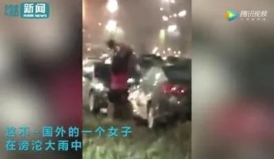 高举小孩当伞挡雨：坑娃的套路（图）