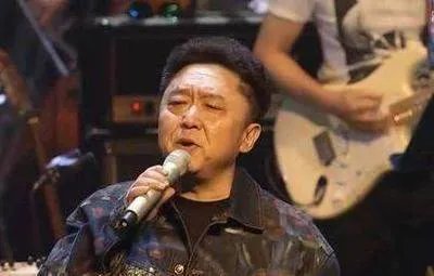 相声界的大佬于谦老实喜欢摇滚，他的摇滚水平怎么样？