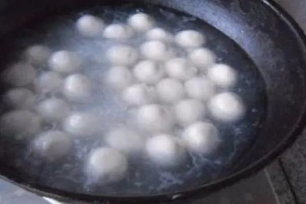 煮汤圆用热水还是冷水？