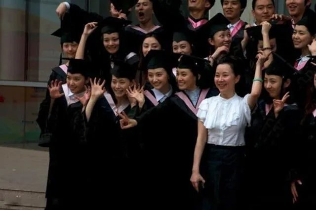 陈瑶晒学士服毕业照素颜清丽可爱，还有哪些明星晒过自己的毕业照，谁的最好看？