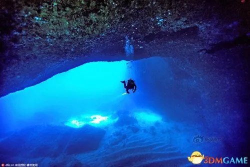 潜水探秘水下洞穴 画面绝美宛如置身魔幻星球之中