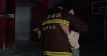 如何看待女孩考进消防队和男友成了战友这件事呢?