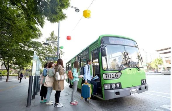 公交司机为什么给乘客下跪道歉？