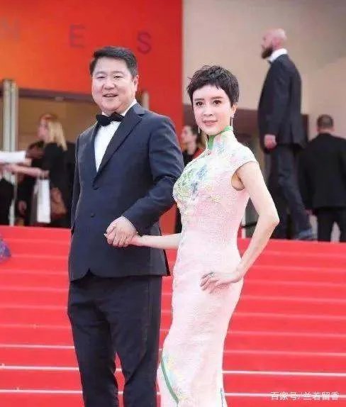 出道26年的孔雀公主金巧巧，是如何从神坛滑落，沦落至此？