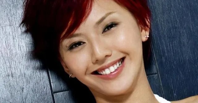 14岁就开始整容成“蛇精脸”，因炫富走红，现在又整成了混血，你怎么看？