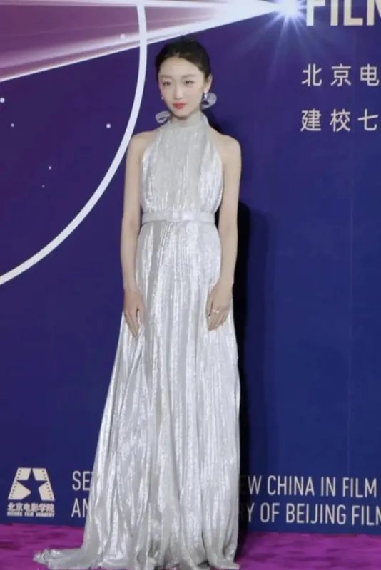 北电校庆：杨紫脸肿反被关晓彤的腿衬托成笑话吗