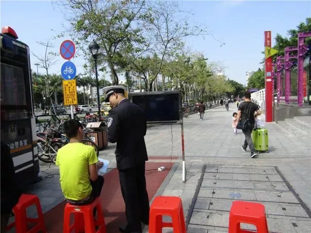 番禺走路闯红灯被逮要自拍分享20个赞吗?