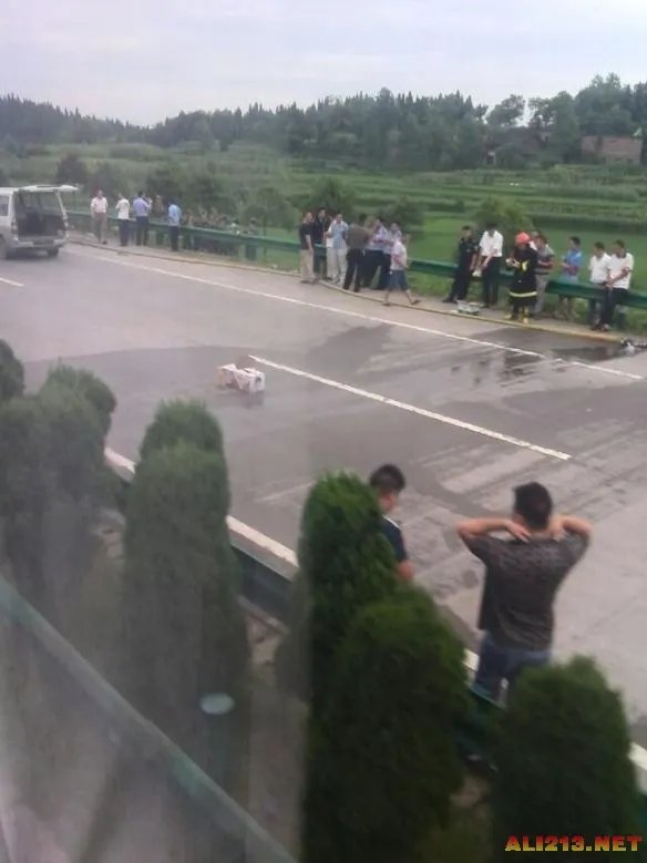 湖南发生严重车祸 货车大巴相撞爆炸仅4人逃出