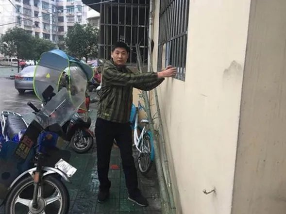 湖北辅警为何掰防盗窗救人？
