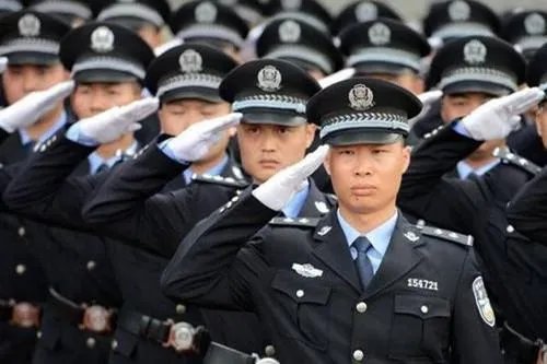 送医途中堵车辅警背老人百米冲刺,如果你遇到这种情况,你会怎么办?