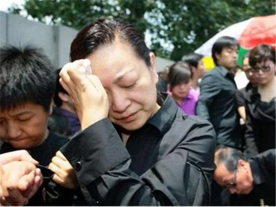 11年前，罗京葬礼上哭晕的刘继红，如今为何转身就嫁给富商？